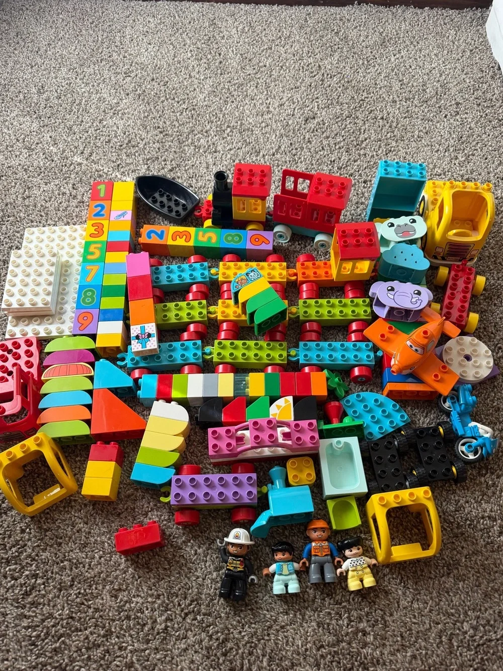 4.5 pounds of a Mixed lot of Duplo blocks with 4 figures boat bike fire truck